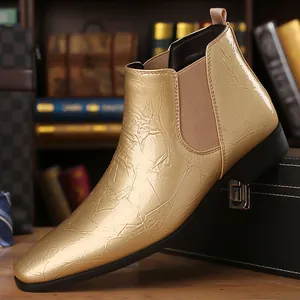 Elegantes botas Chelsea metalizadas doradas para hombre con punta fina y textura arrugada