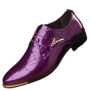 Elegante paarse lakschoenen voor heren met getextureerde afwerking en gouden metalen accenten