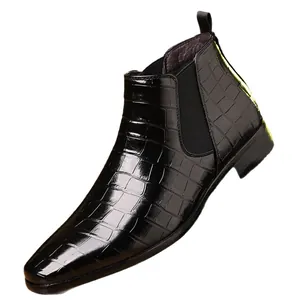 Stijlvolle zwarte Chelsea boots voor heren met krokodillenpatroon en glanzende afwerking
