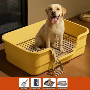 Detailansicht einer extragroßen gelben Hundetoilette mit Maßen und hohem Spritzschutzzaun.