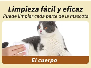 Détail d'une lingette nettoyante jetable pour animaux utilisée pour toiletter un chat