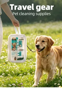 Scène de plein air de produits de nettoyage pour animaux dans un sac avec un chien