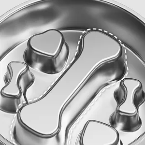 Vue détaillée d'un bol à alimentation lente en inox avec des motifs d'os et cœurs