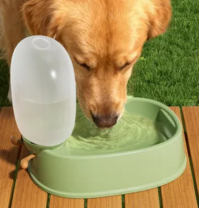 Automatische drinkfontein voor honden buiten op een zonnig houten terras