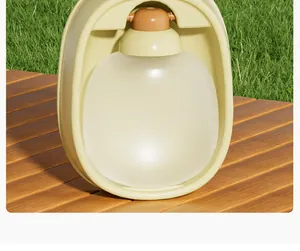Detail van een draagbare waterdispenser voor huisdieren op een houten terras buiten