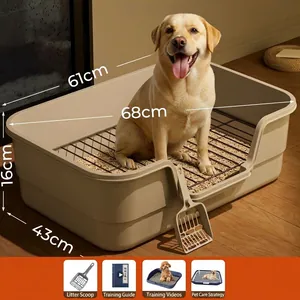 Große beige, spritzgeschützte Hundetoilette mit hohem Zaun, Gitter und Schaufel.
