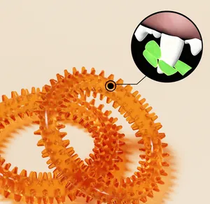 Gedetailleerde weergave van de gestekelde reinigingsstructuur op deze oranje kauwring