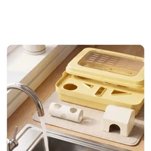 Accessori per gabbia di criceti facili da pulire presentati in un ambiente cucina