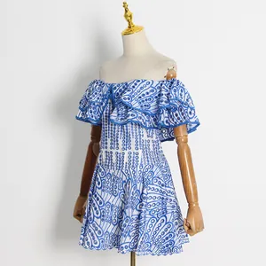 Elegantes weißes Minikleid mit blauer Blumenstickerei und schulterfreien Rüschen