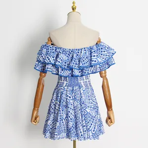Detailansicht der Rückseite eines eleganten blau-weißen bestickten Off-Shoulder-Kleides
