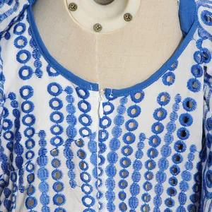 Detailansicht eines blau-weißen bestickten Hohlkleides mit unsichtbarem Reißverschluss