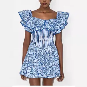 Elegantes blau-weiß besticktes Minikleid mit Rüschenärmeln und hohl geschnittenem Design