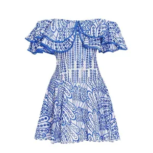 Elegantes schulterfreies Minikleid mit blauem Hohlstickerei-Detail und Rüschen 2024