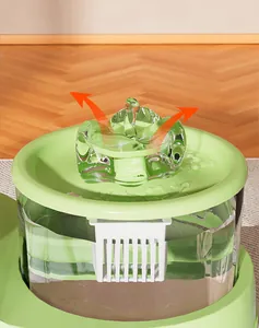Makro-Detailansicht des sanften Wasserflusses und des transparenten Katzenbrunnens.
