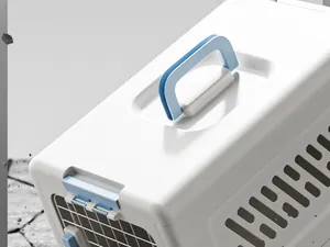 Nahaufnahme einer weißen Transportbox für Haustiere mit blauem Griff und Verschluss.