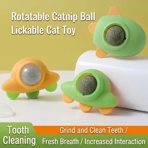 Jouet Balle à l'Herbe à Chat Rotative Forme de Fusée UFO Friandise Comestible pour Chat pour le Nettoyage des Dents