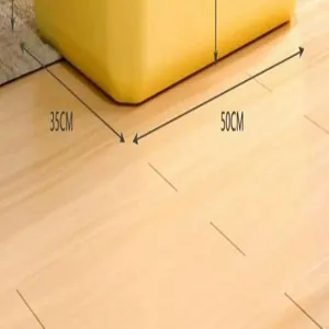 Primer plano de arenero para gatos amarillo con dimensiones de base de 35 cm por 50 cm.