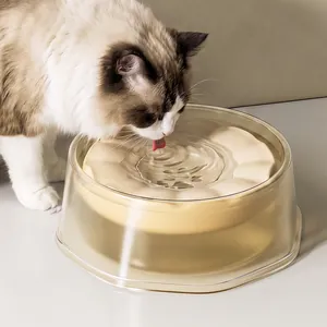 Nahaufnahme einer Katze, die aus einem spritzgeschützten Schwimmnapf trinkt.
