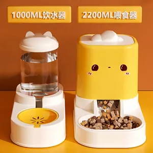 Automatische waterdispenser en voerbakset voor huisdieren in een schattig ontwerp