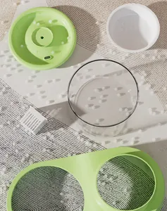 Detaillierte Explosionsansicht eines grünen Katzenbrunnens mit Filter und Wassertank