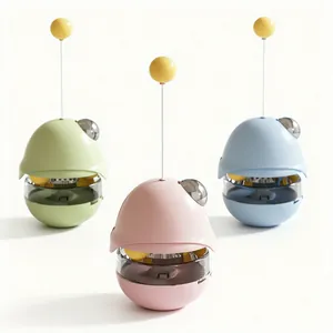 Jouet distributeur de nourriture culbuto pour chat disponible en vert, rose et bleu.