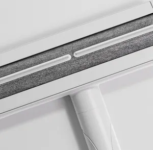 Detailopname van de grijze vezelreinigingsstrip op een witte dierenharenverwijderaar.