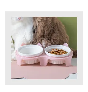 Detailaufnahme eines erhöhten rosa Doppelnapfes für Katzen mit Keramikeinsätzen.