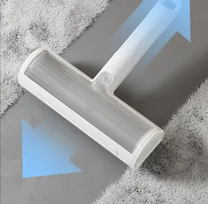 Detail van een witte huisdierhaarverwijderaar roller die een tapijt schoonmaakt