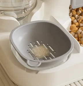 Detail van de grijze filterbak voor de automatische voerbak voor huisdieren