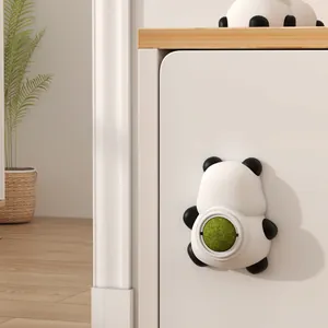 Wandmontierter Katzenminzeball in Pandaform zum Lecken und Spielen für Katzen zu Hause