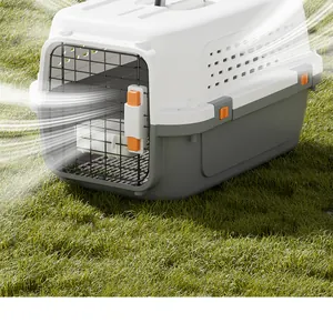 Dettaglio ravvicinato di un trasportino portatile per animali con ventilazione