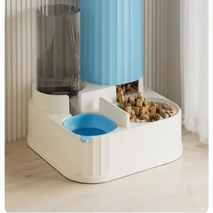 Detailweergave van de automatische voer- en waterdispenser voor honden en katten thuis.