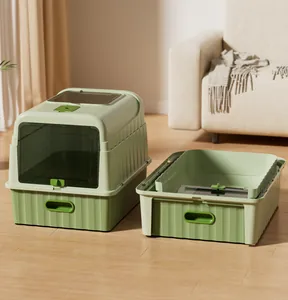 Große grüne geschlossene Katzentoilette, montiert und zur Reinigung zerlegt dargestellt