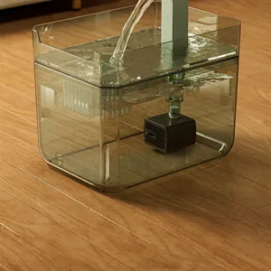 Nahaufnahme eines transparenten Katzenbrunnens mit aktivem Wasserfluss und Pumpe