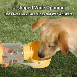 Draagbare drinkfles voor honden met U-vormige drinkbak voor buitengebruik op gras.