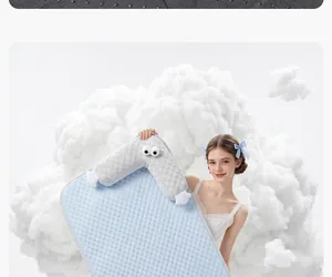 Détail du tapis de refroidissement bleu pour animaux avec personnage de dessin animé