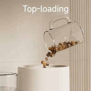 Moderne automatische voerbak voor huisdieren met handige glazen schep en witte basis