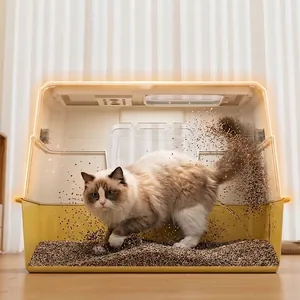 Großes geschlossenes Katzenklo mit Spritzschutz und niedlicher Katze
