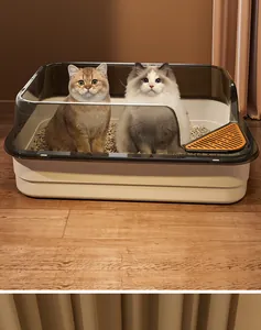 Geräumige halbgeschlossene Katzentoilette mit zwei Katzen zeigt die große Kapazität