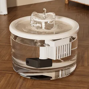 Automatischer Katzenbrunnen mit einem transparentem Apfel-Wasserspender auf Boden