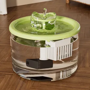 Automatischer Katzen-Trinkbrunnen mit transparentem Tank und apfelförmigem Auslauf im Raum