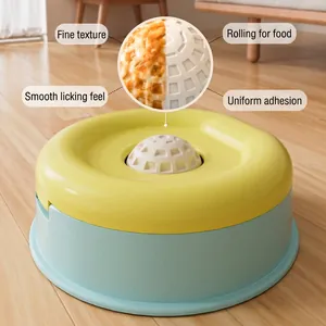 Bol de léchage lent jaune et bleu pour chiens et chats sur un joli sol en bois clair.
