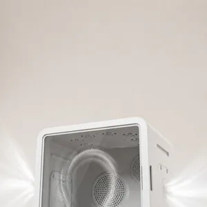 Gros plan sur un séchoir intelligent blanc pour animaux avec système de ventilation