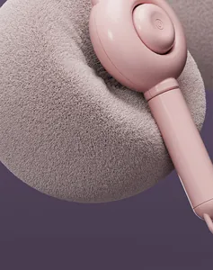Detaillierte Makroansicht einer rosa Kaninchenohr-Tier-Massagebürste mit weichen Borsten