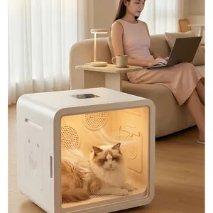 Caja de secado inteligente para mascotas con un gato en una acogedora sala de estar