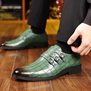 Dettaglio macro di scarpe da uomo in pelle coccodrillo verde con tripla fibbia