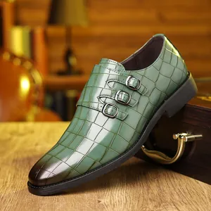 Dettaglio squisito di scarpe da uomo verdi con motivo a coccodrillo e fibbie triple