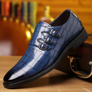 Dettaglio scarpa monk blu da uomo con stampa coccodrillo e tre fibbie metalliche argent.