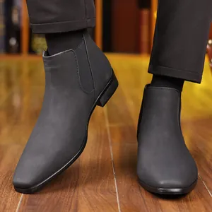 Gros plan de bottines Chelsea noires mates pour hommes avec un bout pointu très élégant.