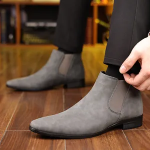 Vue détaillée de bottines Chelsea grises à bout pointu pour hommes en daim doux